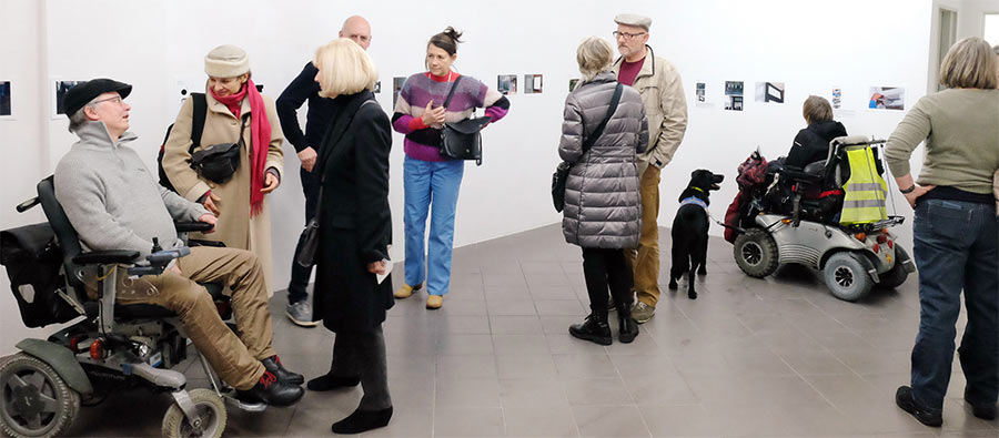 Künstler und Besucher in der Galerie