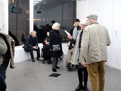 Künstler und Besucher in der Galerie