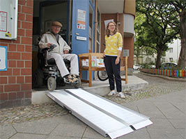 Liane Fiebig und Alex Koch vor dem Stadtteilbüro QM Ackerstraße