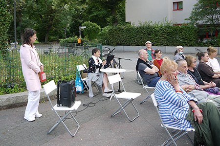 Seraphina Lenz (vorne links), am Tisch Ilka Teichmüller und Publikum