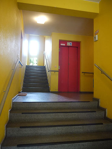 Treppe vor Aufzug